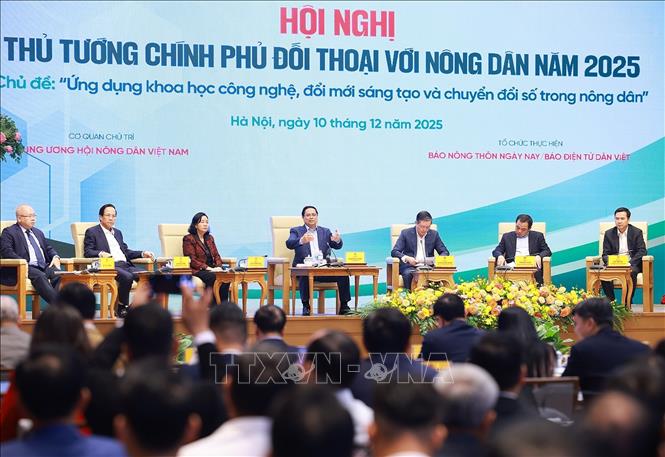 Thủ tướng Phạm Minh Chính và đại diện lãnh đạo các bộ, ngành đối thoại với nông dân năm 2025. Ảnh: Dương Giang-TTXVN 