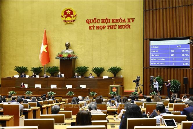 Quốc hội biểu quyết thông qua Luật Dân số. Ảnh: Doãn Tấn - TTXVN