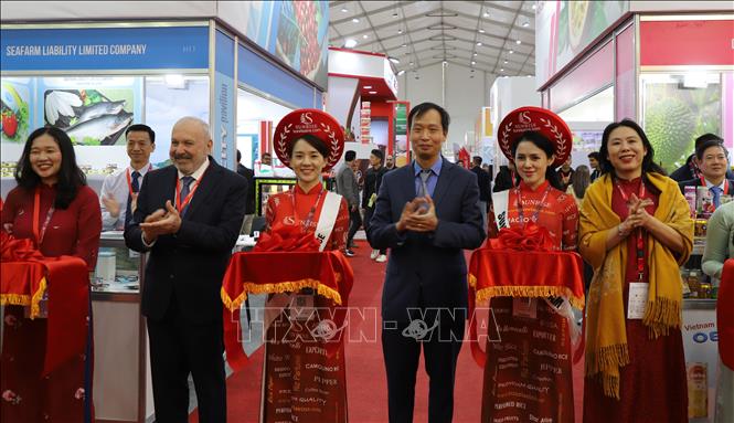 Đại sứ Việt Nam tại Ai Cập Nguyễn Nam Dương và bà Hồ Thị Quyên, Phó Giám đốc Trung tâm Xúc tiến Thương mại và Đầu tư Thành phố Hồ Chí Minh cắt băng khánh thành Cụm gian hàng Việt Nam tại Triển lãm Food Africa 2025. Ảnh: Nguyễn Trường - PV TTXVN tại Ai Cập