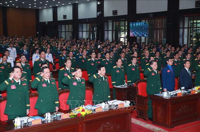 Các đại biểu thực hiện nghi thức chào cờ. Ảnh: Trọng Đức - TTXVN