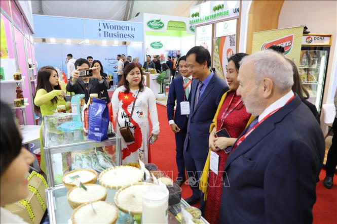 Đại sứ Nguyễn Nam Dương và đại diện nhà tổ chức Triển lãm Food Africa 2025 tham quan Cụm gian hàng nông sản của doanh nghiệp Thành phố Hồ Chí Minh. Ảnh: Nguyễn Trường - PV TTXVN tại Ai Cập
