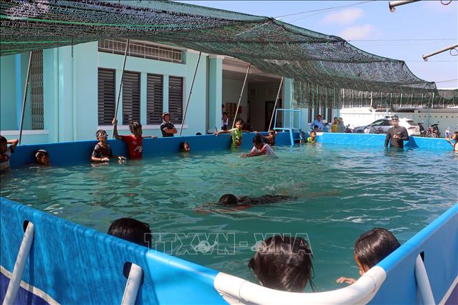 Một lớp học bơi di động của Dự án được triển khai tại xã Lâm Tân, thành phố Cần Thơ. Ảnh: Trung Kiên - TTXVN