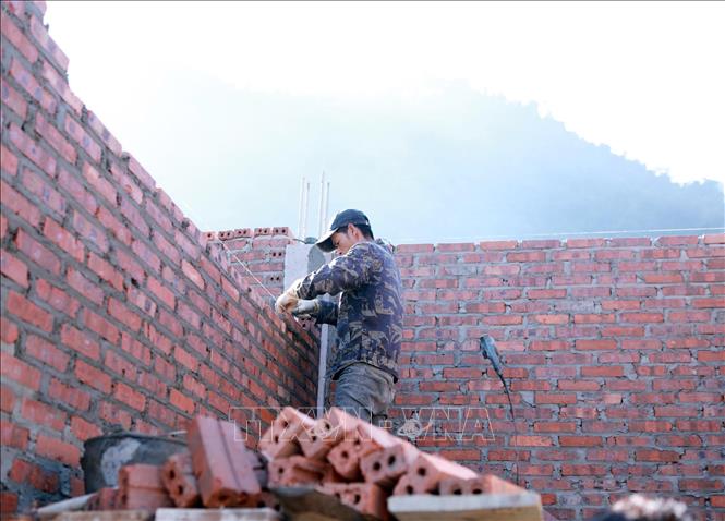 Một số hộ dân ở xã Phong Thổ (Lai Châu) được hỗ trợ 60 triệu đồng, đã vay thêm và tự mình xây dựng nhà để giảm chi phí, phấn đấu sớm có ngôi nhà kiên cố. Ảnh: Việt Dũng - TTXVN 