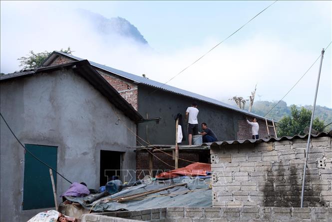 Gia đình nhà ông Hoàng Văn Cán ở bản Nà Củng, xã biên giới Phong Thổ (Lai Châu) được hỗ trợ 60 triệu đồng và vay thêm 100 triệu đồng. Ảnh: Việt Dũng - TTXVN 