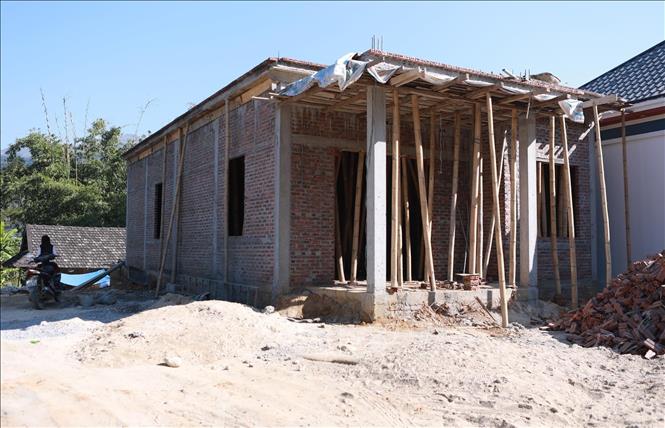 Nhờ có sự hỗ trợ của Nhà nước, nhiều hộ dân ở xã Phong Thổ (Lai Châu) vay mượn thêm để xây những ngôi nhà kiên cố. Ảnh: Việt Dũng - TTXVN 