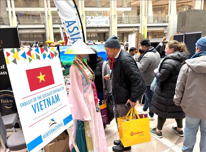 Gian hàng Việt Nam thu hút đông đảo khách tham quan. Ảnh: Ngọc Quang - PV TTXVN tại Mỹ