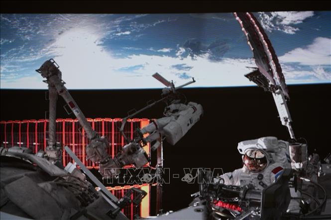 Ảnh chụp tại Trung tâm kiểm soát hàng không vũ trụ Bắc Kinh ngày ngày 9/12/2025 cho thấy các nhà du hành vũ trụ thực hiện hoạt động ngoài không gian trong sứ mệnh của tàu Thần Châu-21. Ảnh: THX/TTXVN