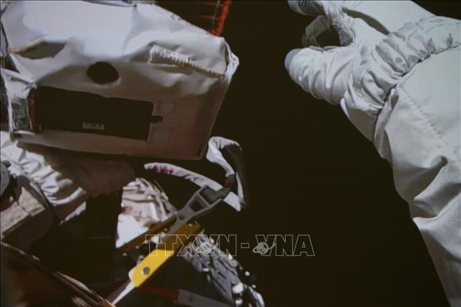 Ảnh chụp tại Trung tâm kiểm soát hàng không vũ trụ Bắc Kinh ngày ngày 9/12/2025 cho thấy các nhà du hành vũ trụ thực hiện hoạt động ngoài không gian trong sứ mệnh của tàu Thần Châu-21. Ảnh: THX/TTXVN