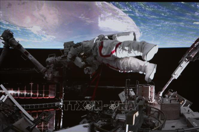 Ảnh chụp tại Trung tâm kiểm soát hàng không vũ trụ Bắc Kinh ngày ngày 9/12/2025 cho thấy các nhà du hành vũ trụ thực hiện hoạt động ngoài không gian trong sứ mệnh của tàu Thần Châu-21. Ảnh: THX/TTXVN