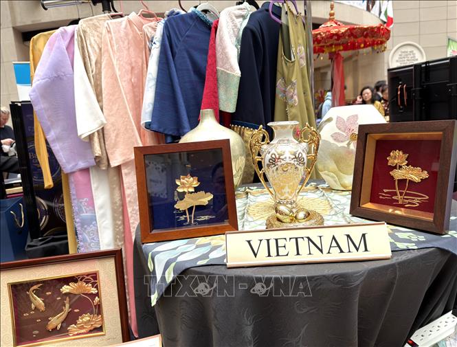 Sản phẩm thủ công mỹ nghệ đặc sắc và trang phục dân tộc truyền thống Việt Nam tại lễ hội. Ảnh: Ngọc Quang - PV TTXVN tại Mỹ