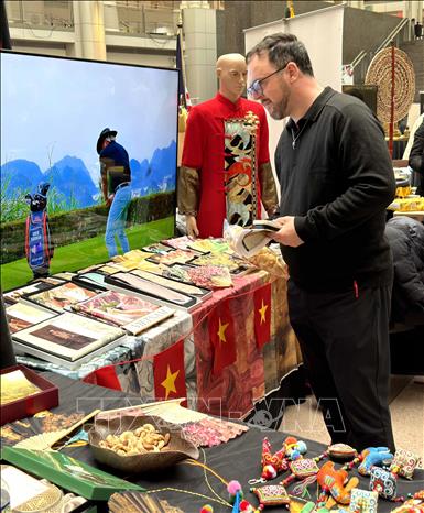 Khách tham quan tìm hiểu về Việt Nam. Ảnh: Ngọc Quang - PV TTXVN tại Mỹ