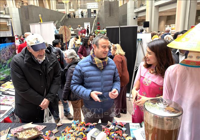 Khách tham quan tìm hiểu về sản phẩm thủ công mỹ nghệ của Việt Nam. Ảnh: Ngọc Quang - PV TTXVN tại Mỹ 