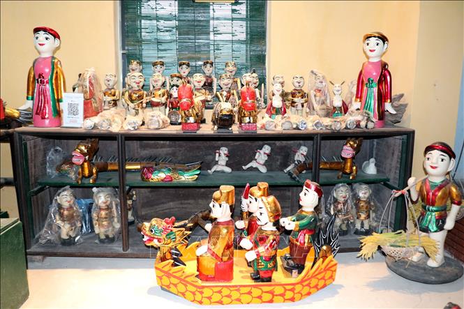 Water puppets for performance are made by locals in Ban Thach. VNA Photo: Nguyễn Lành