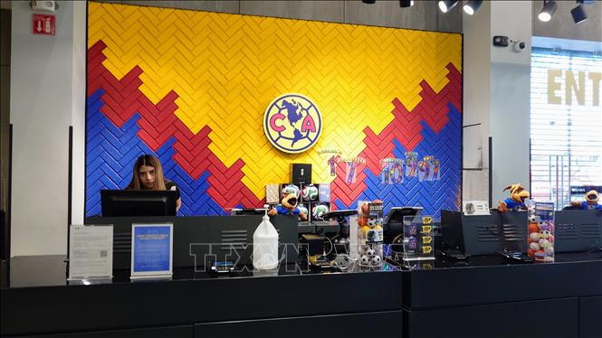 Một quầy hỗ trợ người dân mua vé trực tuyến để xem World Cup 2026 trong khuôn viên Sân vận động Azteca Banorte tại thủ đô Mexico City. Ảnh: Phi Hùng - PV TTXVN tại Mexico