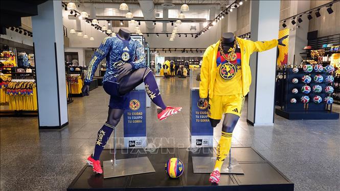 Cửa hàng bán đồ lưu niệm World Cup 2026 trong khuôn viên Sân vận động Azteca Banorte tại thủ đô Mexico City. Đây cũng là địa điểm sẽ diễn ra trận khai mạc World Cup 2026 vào ngày 11/6/2026. Ảnh: Phi Hùng - PV TTXVN tại Mexico