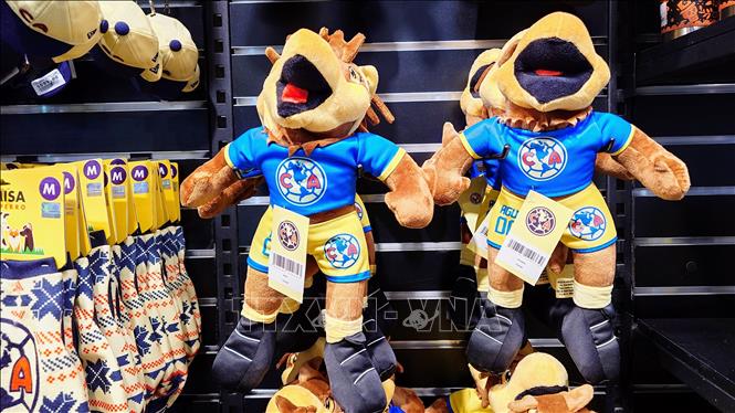 Linh vật World Cup 2026 tại một cửa hàng bán đồ lưu niệm trong khuôn viên Sân vận động Azteca Banorte tại thủ đô Mexico City. Ảnh: Phi Hùng - PV TTXVN tại Mexico
