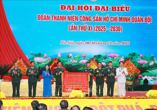 Đại tướng Phan Văn Giang, Ủy viên Bộ Chính trị, Phó Bí thư Quân ủy Trung ương, Bộ trưởng Bộ Quốc phòng tặng Đại hội bức trướng. Ảnh: Trọng Đức - TTXVN