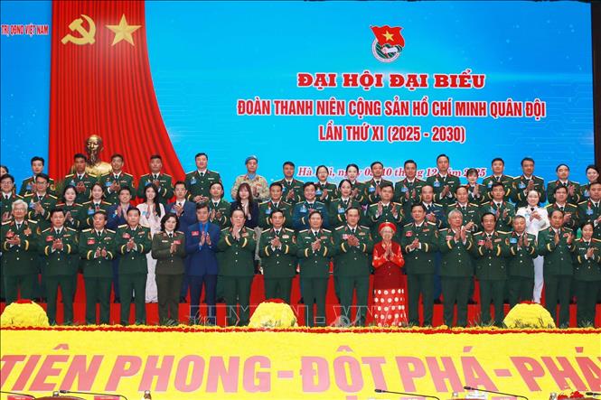 Đại tướng Phan Văn Giang, Ủy viên Bộ Chính trị, Phó Bí thư Quân ủy Trung ương, Bộ trưởng Bộ Quốc phòng, lãnh đạo Tổng cục Chính trị QĐND Việt Nam, Bộ Tổng Tham mưu và các đại biểu tại Đại hội. Ảnh: Trọng Đức - TTXVN