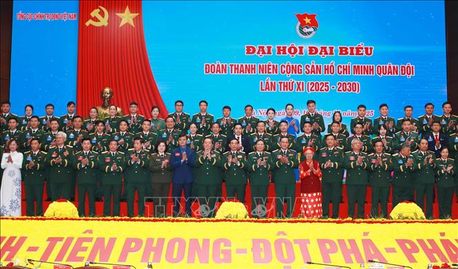 Đại tướng Phan Văn Giang, Ủy viên Bộ Chính trị, Phó Bí thư Quân ủy Trung ương, Bộ trưởng Bộ Quốc phòng, lãnh đạo Tổng cục Chính trị QĐND Việt Nam, Bộ Tổng Tham mưu và các đại biểu tại Đại hội. Ảnh: Trọng Đức - TTXVN