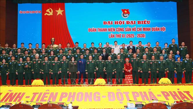 Đại tướng Phan Văn Giang, Ủy viên Bộ Chính trị, Phó Bí thư Quân ủy Trung ương, Bộ trưởng Bộ Quốc phòng, lãnh đạo Tổng cục Chính trị QĐND Việt Nam, Bộ Tổng Tham mưu và các đại biểu tại Đại hội. Ảnh: Trọng Đức - TTXVN