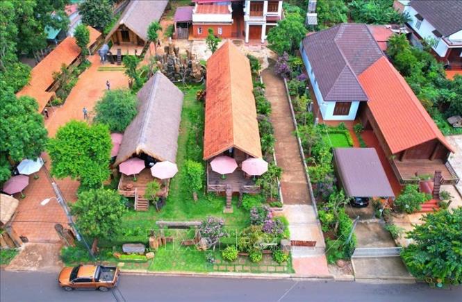 Buôn du lịch cộng đồng Akŏ Dhông nổi tiếng với những ngôi nhà dài trên Cao nguyên Đắk Lắk. Ảnh: Tuấn Anh – TTXVN