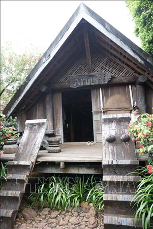 Điểm nhấn của nhà dài là cầu thang cái, hình ảnh đôi bầu sữa mẹ và vầng trăng khuyết, biểu tượng tôn vinh quyền lực của người phụ nữ trong gia đình. Ảnh: Tuấn Anh - TTXVN