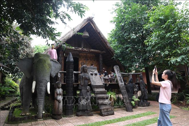 Nhà dài ở buôn Akŏ Dhông, phường Buôn Ma Thuột trở thành điểm hấp dẫn du khách. Ảnh: Tuấn Anh - TTXVN