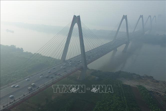 Sương mù dày đặc trên cầu Nhật Tân gây hạn chế tầm nhìn. Ảnh: Phan Phương – TTXVN