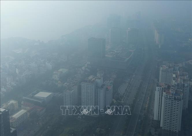 Đường phố Hà Nội sáng 10/12/2025 chìm trong bụi mịn và sương mù dày đặc. Ảnh: Phan Phương – TTXVN