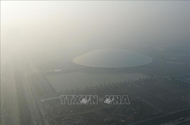 Trung tâm Hội chợ triển lãm Quốc gia (xã Đông Anh, thành phố Hà Nội) chìm trong bụi mịn và sương mù dày đặc. Ảnh: Phan Phương - TTXVN
