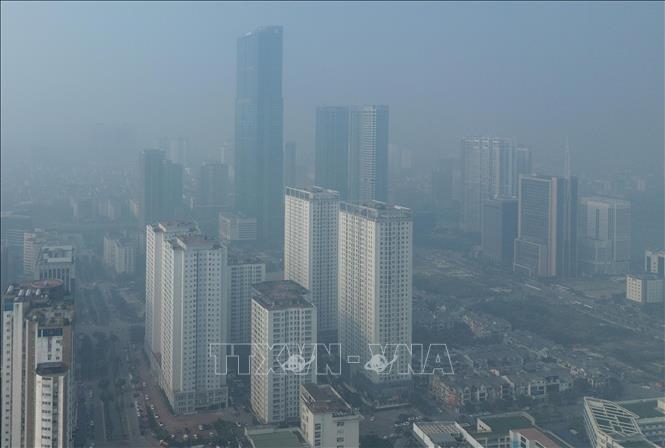 Góc nhìn tòa nhà Keangnam trên đường Phạm Hùng, Hà Nội sáng 10/12/2025 cho thấy Hà Nội chìm trong bụi mịn và sương mù dày đặc. Ảnh: Phan Phương - TTXVN