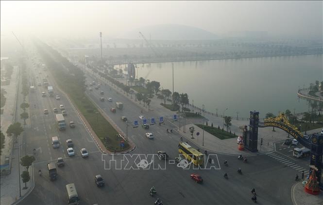 Khu vực Trung tâm Hội chợ Triển lãm Quốc gia (xã Đông Anh, thành phố Hà Nội) chìm trong bụi mịn và sương mù dày đặc. Ảnh: Phan Phương - TTXVN