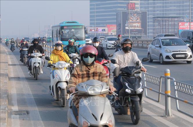 Người dân đeo khẩu trang khi lưu thông trên đường phố Hà Nội sáng 10/12/2025 để bảo vệ sức khoẻ. Ảnh: Phan Phương – TTXVN