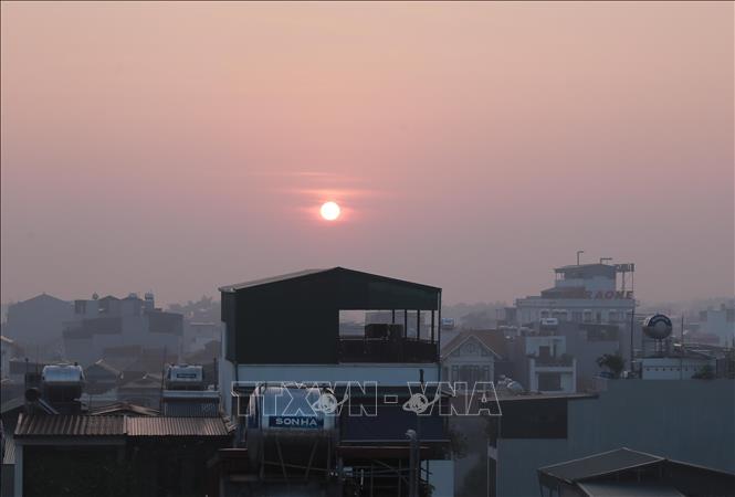 10 giờ ngày 10/12/2025, mặt trời đã lên cao nhưng không làm giảm bụi mịn và ô nhiễm tại Hà Nội. Ảnh: Phan Phương – TTXVN