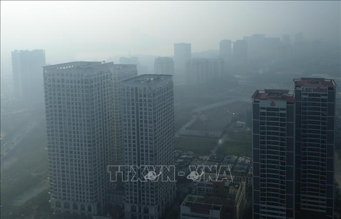 Các toà nhà cao tầng ở Hà Nội chìm trong bụi mịn và sương mù dày đặc. Ảnh: Phan Phương - TTXVN