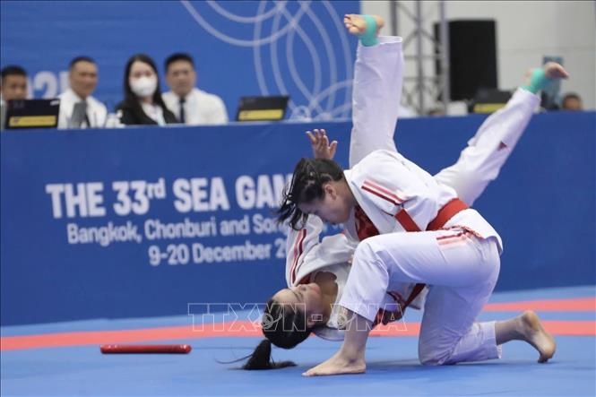 Hai VĐV Phùng Thị Hồng Ngọc và Nguyễn Ngọc Bích thi đấu nội dung biểu diễn. Ảnh: TTXVN