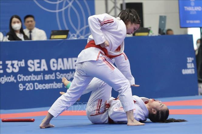 Hai VĐV Phùng Thị Hồng Ngọc và Nguyễn Ngọc Bích thi đấu nội dung biểu diễn. Ảnh: TTXVN