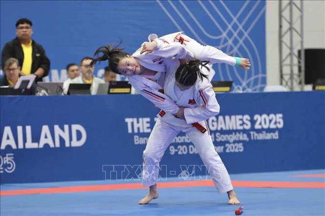 Hai VĐV Phùng Thị Hồng Ngọc và Nguyễn Ngọc Bích thi đấu nội dung biểu diễn. Ảnh: TTXVN