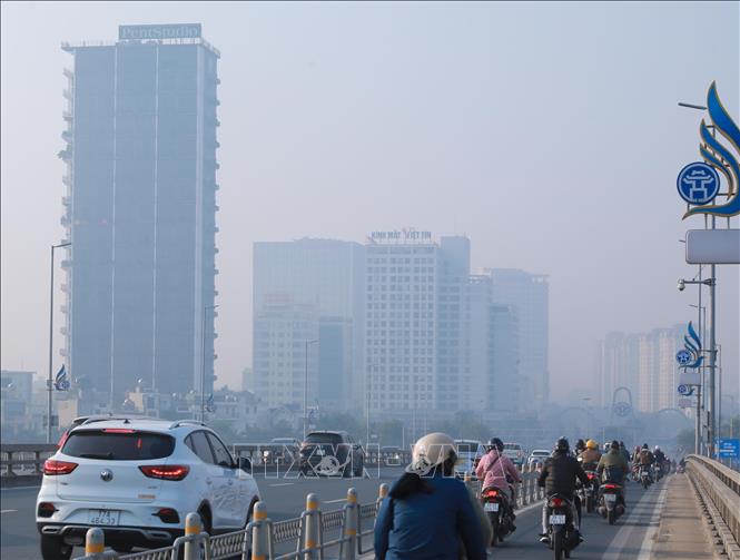 Bụi mịn và sương mù dày đặc gây hạn chế tầm nhìn của các phương tiện lưu thông sáng 10/12/2025. Ảnh: Phan Phương – TTXVN