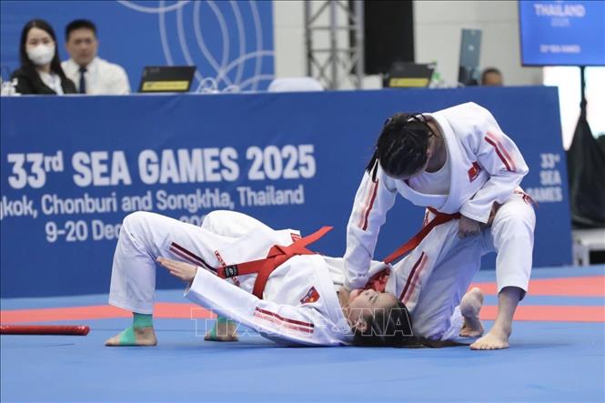 Hai VĐV Phùng Thị Hồng Ngọc và Nguyễn Ngọc Bích thi đấu nội dung biểu diễn. Ảnh: TTXVN