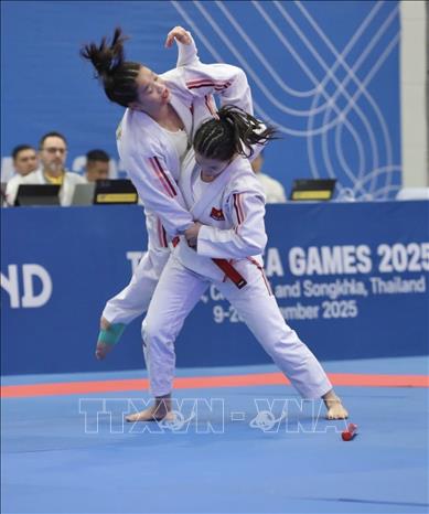 Hai VĐV Phùng Thị Hồng Ngọc và Nguyễn Ngọc Bích thi đấu nội dung biểu diễn. Ảnh: TTXVN