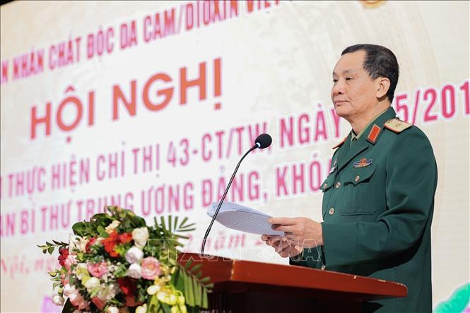 Ông Đỗ Hồng Lâm, Phó Chủ tịch Hội Nạn nhân chất độc da cam/dioxin Việt Nam báo cáo tóm tắt 10 năm thực hiện Chỉ thị. Ảnh: Lê Đông - TTXVN