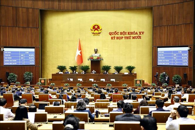 Quốc hội biểu quyết thông qua Luật Thương mại điện tử. Ảnh: Doãn Tấn - TTXVN