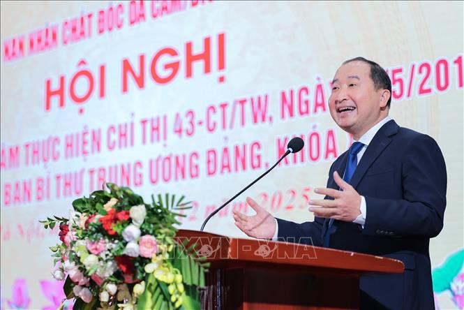 Ông Vi Tư Liệu, Vụ trưởng Vụ Đoàn thể nhân dân, Ban Tuyên giáo và Dân vận Trung ương chia sẻ tại Hội nghị. Ảnh: Lê Đông - TTXVN