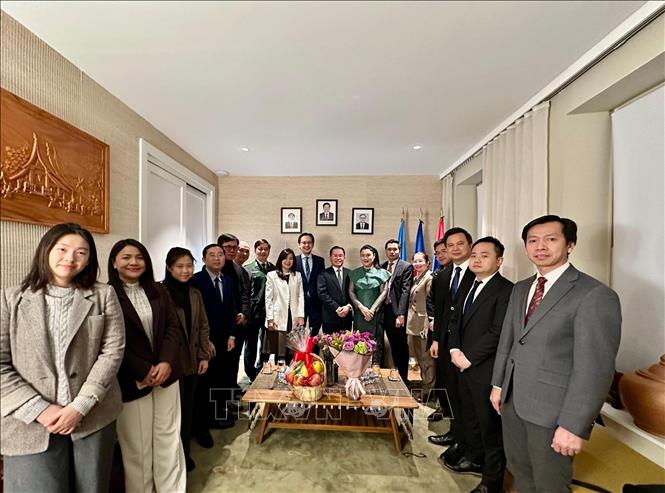 Không khí hữu nghị, thắm tình đồng chí, anh em giữa các cơ quan đại diện Việt Nam và Lào tại LHQ. Ảnh: TTXVN phát