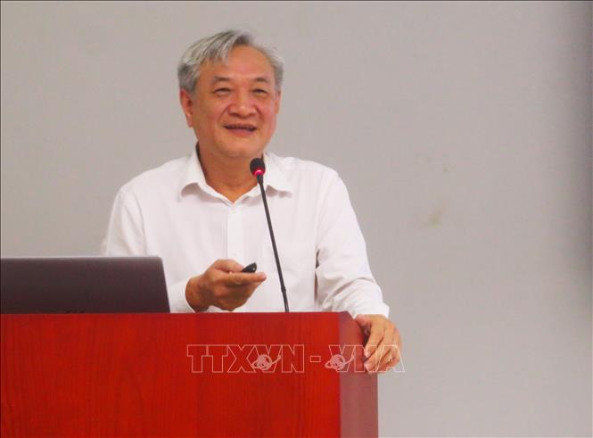 PGS.TS Trần Văn Dũng (Chuyên gia Khoa học Đất) bàn về các giải pháp cải tạo đất sau ngập úng. Ảnh: Ánh Tuyết – TTXVN