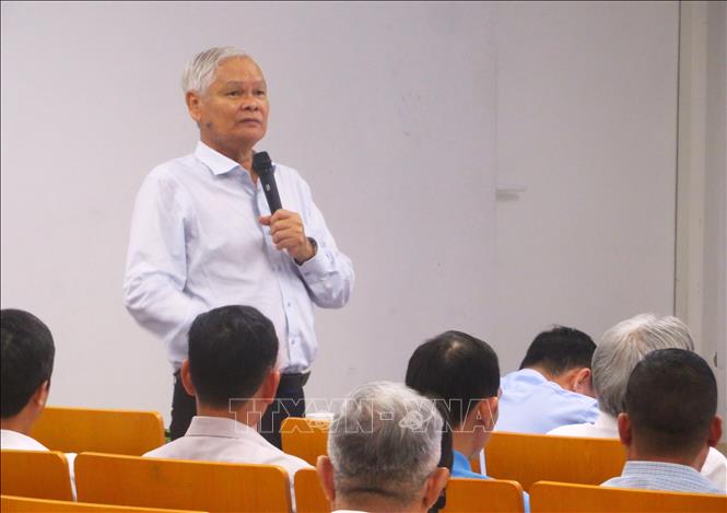 GS.TS Trần Văn Hâu (Chuyên gia nông nghiệp) bàn các giải pháp chăm sóc vườn cây ăn trái sau mùa lũ. Ảnh: Ánh Tuyết – TTXVN