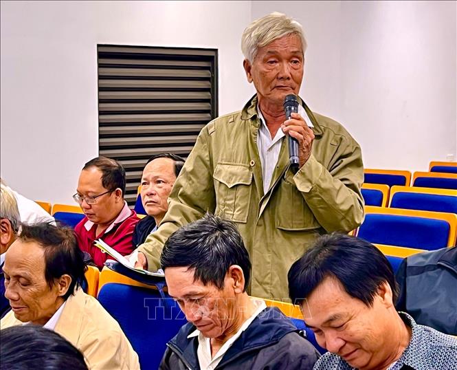 Nông dân đặt câu hỏi về các vướng mắc phát sinh trong thực tiễn canh tác. Ảnh: Ánh Tuyết – TTXVN