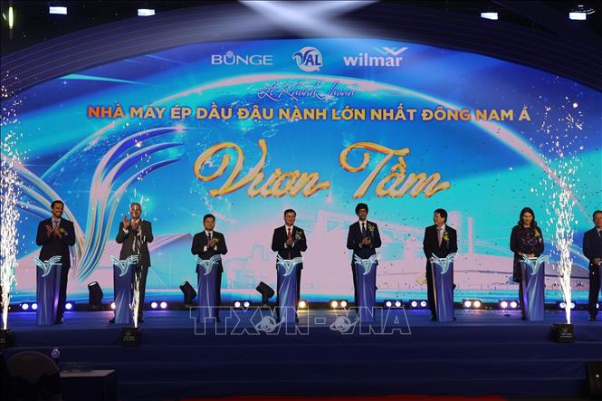 Nghi thức khánh thành dây chuyền ép dầu đậu nành số 2 của Công ty TNHH Kinh doanh Nông sản Việt Nam (VAL). Ảnh: Hoàng Nhị - TTXVN.