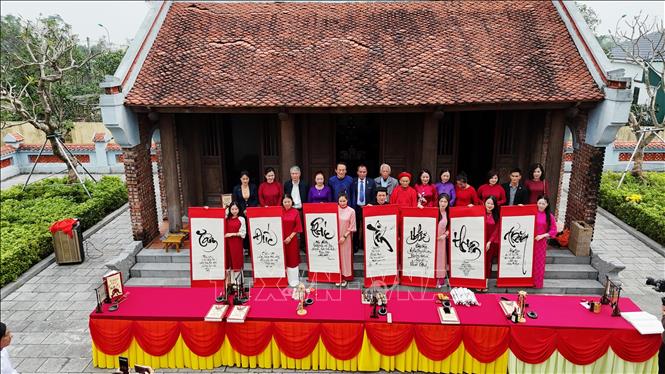 Sản phẩm Truyện Kiều viết bằng thư pháp của các nghệ nhân. Ảnh: Hữu Quyết - TTXVN